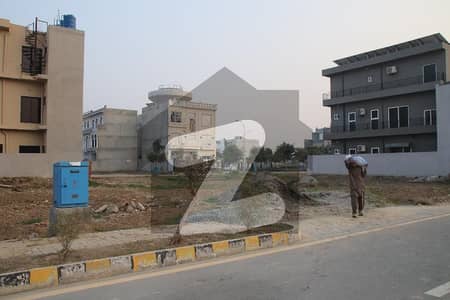 اتحاد ٹاؤن فیز ١ اتحاد ٹاؤن,رائیونڈ روڈ,لاہور میں 6 مرلہ کمرشل پلاٹ 5.2 کروڑ میں برائے فروخت۔