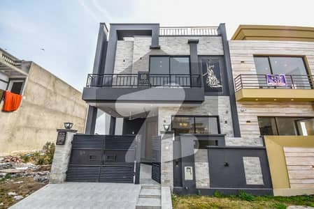 ڈی ایچ اے 9 ٹاؤن ڈیفنس (ڈی ایچ اے),لاہور میں 5 کمروں کا 8 مرلہ مکان 1.45 لاکھ میں کرایہ پر دستیاب ہے۔