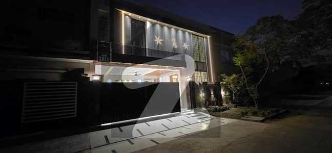 ایل ڈی اے ایوینیو لاہور میں 6 کمروں کا 10 مرلہ مکان 4.3 کروڑ میں برائے فروخت۔