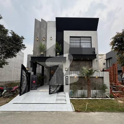 ڈی ایچ اے 9 ٹاؤن ڈیفنس (ڈی ایچ اے),لاہور میں 3 کمروں کا 5 مرلہ مکان 2.5 کروڑ میں برائے فروخت۔