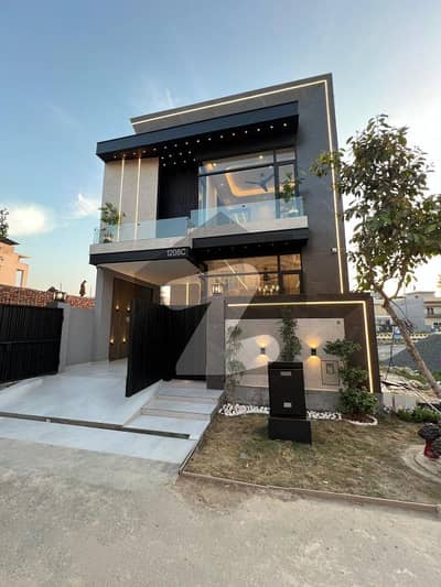 ڈی ایچ اے 9 ٹاؤن ڈیفنس (ڈی ایچ اے),لاہور میں 3 کمروں کا 5 مرلہ مکان 3.3 کروڑ میں برائے فروخت۔