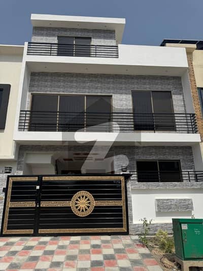 فیصل مارگلہ سٹی بی ۔ 17,اسلام آباد میں 4 کمروں کا 5 مرلہ مکان 2.35 کروڑ میں برائے فروخت۔