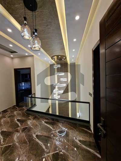 ایل ڈی اے ایوینیو ۔ بلاک ایم ایل ڈی اے ایوینیو,لاہور میں 6 کمروں کا 10 مرلہ مکان 4.2 کروڑ میں برائے فروخت۔