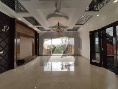 ڈی ایچ اے فیز 8 سابقہ ایئر ایوینیو ڈی ایچ اے فیز 8,ڈی ایچ اے ڈیفینس,لاہور میں 5 کمروں کا 1 کنال مکان 2.8 لاکھ میں کرایہ پر دستیاب ہے۔