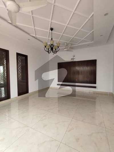 ڈی ایچ اے فیز 8 سابقہ ایئر ایوینیو ڈی ایچ اے فیز 8,ڈی ایچ اے ڈیفینس,لاہور میں 5 کمروں کا 1 کنال مکان 2.7 لاکھ میں کرایہ پر دستیاب ہے۔