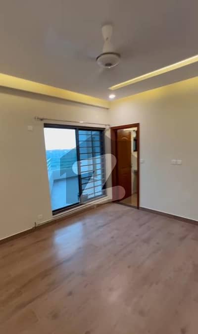 عسکری 11 عسکری,لاہور میں 3 کمروں کا 10 مرلہ فلیٹ 4.1 کروڑ میں برائے فروخت۔