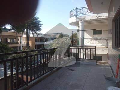 آئی ۔ 8 اسلام آباد میں 6 کمروں کا 1 کنال مکان 4.0 لاکھ میں کرایہ پر دستیاب ہے۔