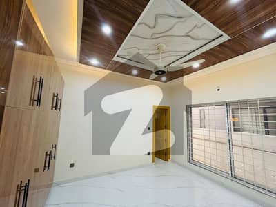 10 Marla BRAND NEW BEAUTIFUL HOUSE FOR RENT AVAILABLE