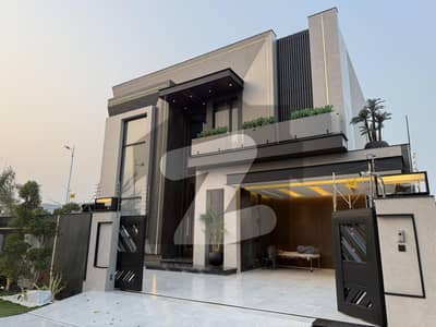 1 Kanal fully Furnished house for sale At prime Location.