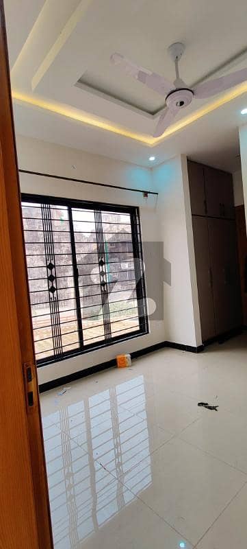 ایم پی سی ایچ ایس - بلاک سی 1 ایم پی سی ایچ ایس ۔ ملٹی گارڈنز,بی ۔ 17,اسلام آباد میں 2 کمروں کا 5 مرلہ بالائی پورشن 50.0 ہزار میں برائے فروخت۔