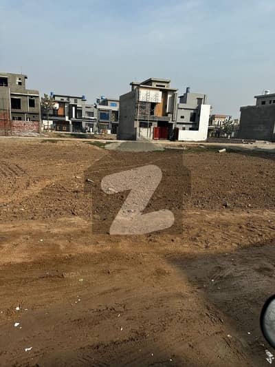 Prime Location 5 Marla Plot on 60 Feet Road for Sale in Park View City Lahore