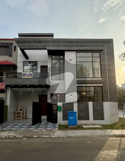 بحریہ آرچرڈ لاہور میں 4 کمروں کا 5 مرلہ مکان 2.7 کروڑ میں برائے فروخت۔