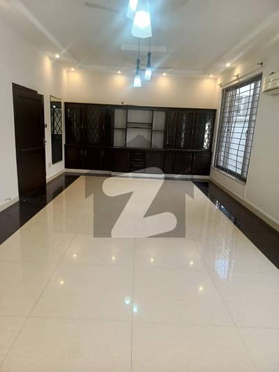 ایف ۔ 7 اسلام آباد میں 3 کمروں کا 1 کنال زیریں پورشن 4.5 لاکھ میں کرایہ پر دستیاب ہے۔