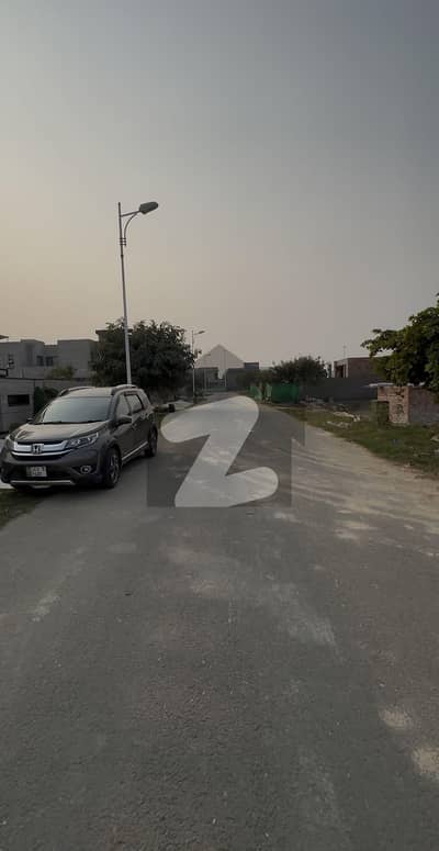 ڈی ایچ اے فیز 7 - بلاک ایس فیز 7,ڈیفنس (ڈی ایچ اے),لاہور میں 1 کنال رہائشی پلاٹ 4.6 کروڑ میں برائے فروخت۔