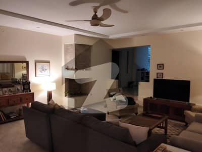 Investor Alert F7 1066 Syd Beautiful Liveable Double Unit House 6Bedroom 2d/d 2 tvl 2 Kitchen with sqtr Front Lawn Huge Parking Near to Markaz and Park Prime Location