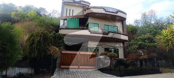 10 Marla Double Storey House With Amazing Location