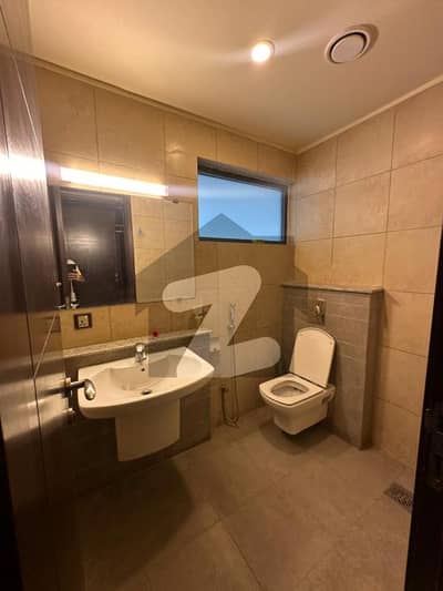 سلوراوکس اپارٹمنٹ ایف ۔ 10,اسلام آباد میں 3 کمروں کا 9 مرلہ فلیٹ 7.5 کروڑ میں برائے فروخت۔