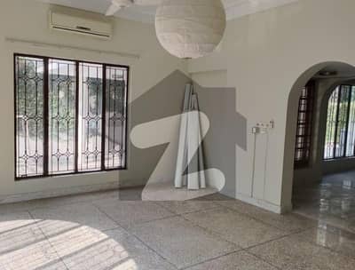 ایف ۔ 6 اسلام آباد میں 3 کمروں کا 10 مرلہ مکان 14.5 کروڑ میں برائے فروخت۔