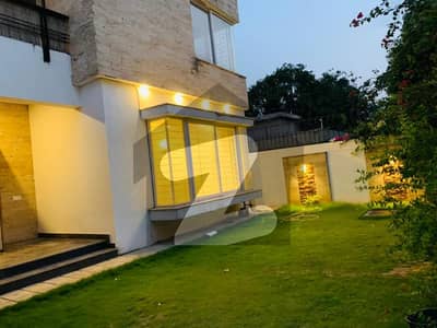 ایف ۔ 6 اسلام آباد میں 6 کمروں کا 1 کنال مکان 11.0 لاکھ میں کرایہ پر دستیاب ہے۔