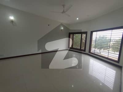 ڈی ایچ اے فیز 8 ڈی ایچ اے ڈیفینس,کراچی میں 3 کمروں کا 1 کنال بالائی پورشن 2.25 لاکھ میں کرایہ پر دستیاب ہے۔