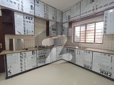 ڈی ایچ اے فیز 8 ڈی ایچ اے ڈیفینس,کراچی میں 3 کمروں کا 1 کنال بالائی پورشن 2.0 لاکھ میں کرایہ پر دستیاب ہے۔