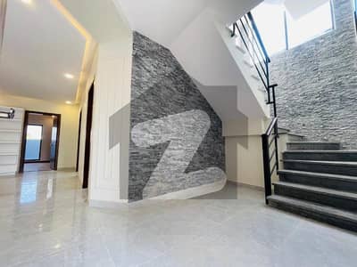 بحریہ انکلیو - سیکٹر جے بحریہ انکلیو,بحریہ ٹاؤن,اسلام آباد میں 5 کمروں کا 12 مرلہ مکان 1.65 لاکھ میں کرایہ پر دستیاب ہے۔