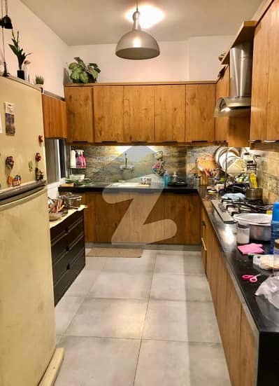 FLAT AVAILABLE FOR RENT IN HIGH-RISE