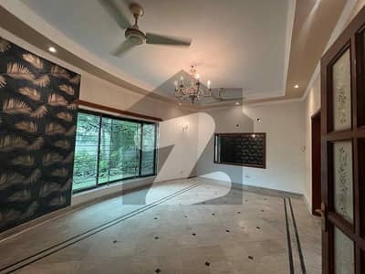 01 KANAL DESIGNER LUXURY LOWER PORTION AVAILABLE FOR RENT