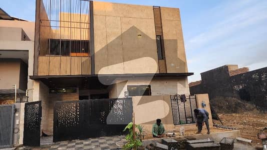 ایم پی سی ایچ ایس - بلاک ای ایم پی سی ایچ ایس ۔ ملٹی گارڈنز,بی ۔ 17,اسلام آباد میں 5 کمروں کا 8 مرلہ مکان 4.1 کروڑ میں برائے فروخت۔