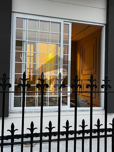 عمار کینیان ویوز - میریڈیئن 2 بلاک عمارکینیان ویوز,اسلام آباد میں 4 کمروں کا 10 مرلہ مکان 1.5 لاکھ میں کرایہ پر دستیاب ہے۔