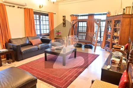 1000 sq yards Bungalow, Top Location, Solid Construction, Investor Price. (No Dealers)