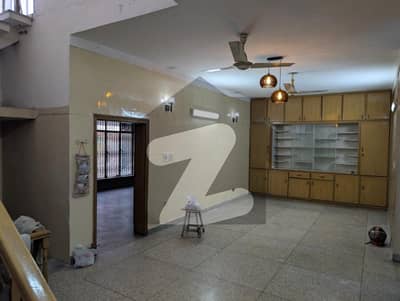 علامہ اقبال ٹاؤن لاہور میں 6 کمروں کا 1 کنال مکان 3.5 لاکھ میں کرایہ پر دستیاب ہے۔