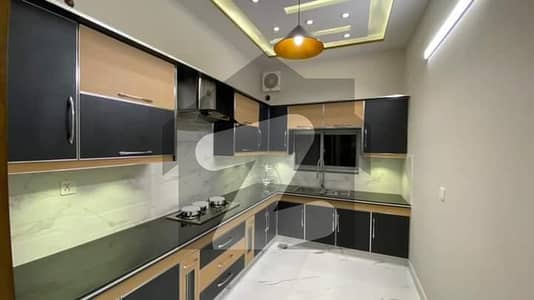 بحریہ ٹاؤن فیز 8 ۔ عثمان بلاک بحریہ ٹاؤن فیز 8 ۔ سفاری ویلی,بحریہ ٹاؤن فیز 8,بحریہ ٹاؤن راولپنڈی,راولپنڈی میں 5 کمروں کا 7 مرلہ مکان 26.5 کروڑ میں برائے فروخت۔