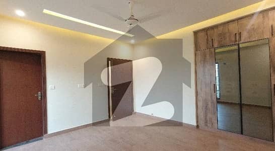 10 Marla 3 Bedrooms Luxuary Flat For Rent.