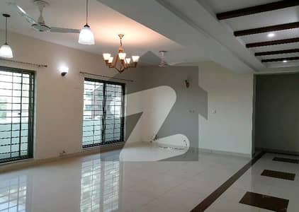 10 Marla 3 Bedrooms Flat For Rent.