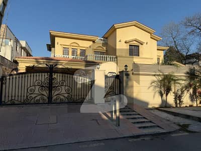 ایف ۔ 8 اسلام آباد میں 8 کمروں کا 1 کنال مکان 13.0 لاکھ میں کرایہ پر دستیاب ہے۔