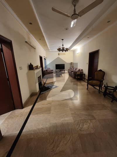 علامہ اقبال ٹاؤن لاہور میں 5 کمروں کا 12 مرلہ مکان 4.3 کروڑ میں برائے فروخت۔