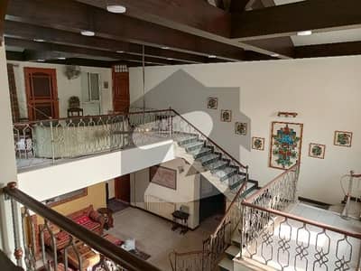 ایف ۔ 8 اسلام آباد میں 5 کمروں کا 1 کنال مکان 12.0 لاکھ میں کرایہ پر دستیاب ہے۔