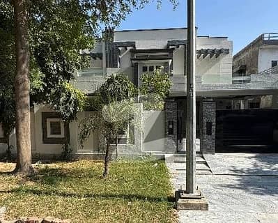 ڈی ایچ اے فیز 5 - بلاک بی فیز 5,ڈیفنس (ڈی ایچ اے),لاہور میں 5 کمروں کا 1 کنال مکان 8.4 کروڑ میں برائے فروخت۔