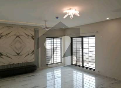 Flat For Grabs In 10 Marla Lahore