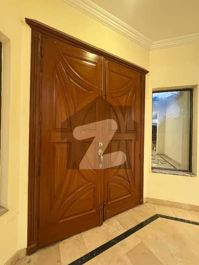 Beautiful luxury house for Sale in F-10/2 Islamabad 677 Sq. Yd Prime vip Location close end street.