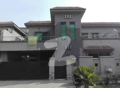 عسکری 11 ۔ سیکٹر بی عسکری 11,عسکری,لاہور میں 4 کمروں کا 10 مرلہ مکان 4.65 کروڑ میں برائے فروخت۔