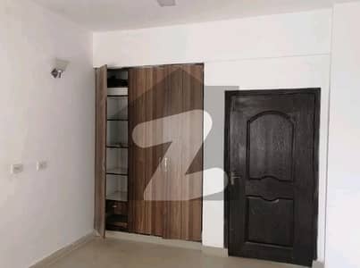 عسکری 10 - سیکٹر ایف عسکری 10,عسکری,لاہور میں 4 کمروں کا 12 مرلہ فلیٹ 4.8 کروڑ میں برائے فروخت۔