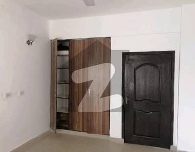 عسکری 10 - سیکٹر ایس عسکری 10,عسکری,لاہور میں 4 کمروں کا 12 مرلہ فلیٹ 4.25 کروڑ میں برائے فروخت۔