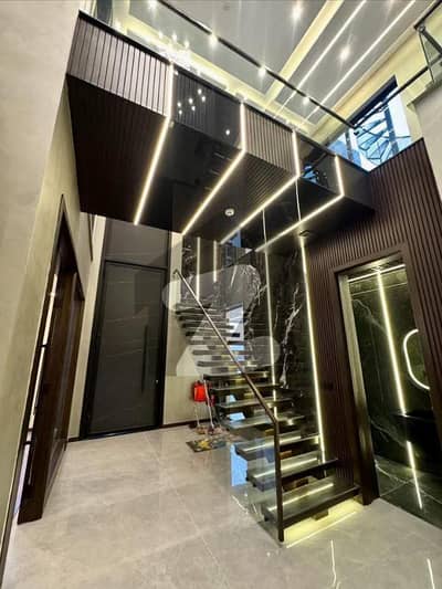 ڈی ایچ اے فیز 7 ڈیفنس (ڈی ایچ اے),لاہور میں 5 کمروں کا 1 کنال مکان 3.3 لاکھ میں کرایہ پر دستیاب ہے۔