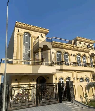 سٹی ہاؤسنگ سوسائٹی گوجرانوالہ میں 5 کمروں کا 10 مرلہ مکان 4.25 کروڑ میں برائے فروخت۔