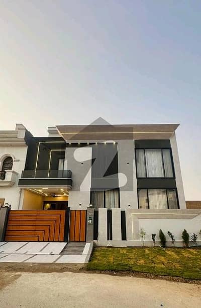 سٹی ہاؤسنگ سوسائٹی گوجرانوالہ میں 5 کمروں کا 8 مرلہ مکان 3.9 کروڑ میں برائے فروخت۔