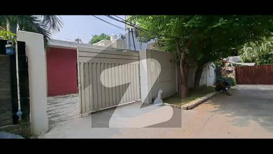 کینٹ لاہور میں 4 کمروں کا 16 مرلہ مکان 7.5 کروڑ میں برائے فروخت۔