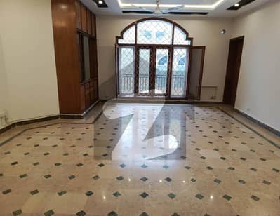 ایف ۔ 7 اسلام آباد میں 3 کمروں کا 1 کنال بالائی پورشن 3.0 لاکھ میں کرایہ پر دستیاب ہے۔