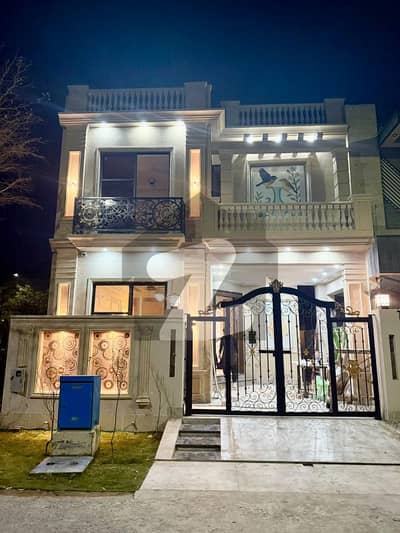 ڈی ایچ اے 9 ٹاؤن ۔ بلاک بی ڈی ایچ اے 9 ٹاؤن,ڈیفنس (ڈی ایچ اے),لاہور میں 3 کمروں کا 5 مرلہ مکان 3.35 کروڑ میں برائے فروخت۔